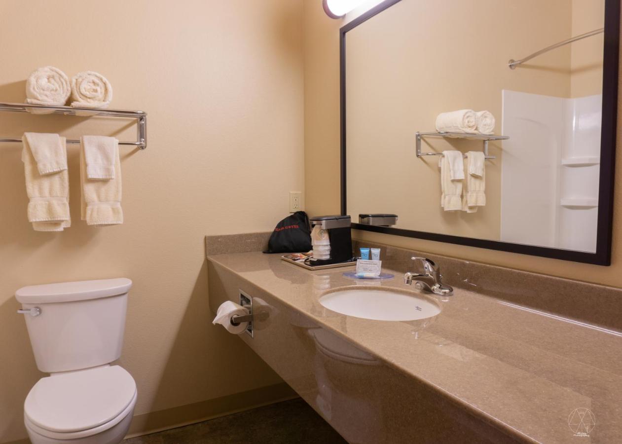 Newcastle Lodge & Convention Center Екстериор снимка