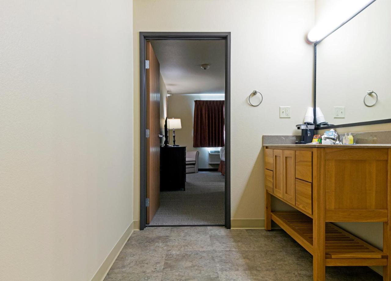 Newcastle Lodge & Convention Center Екстериор снимка