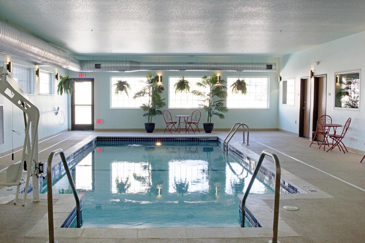 Newcastle Lodge & Convention Center Екстериор снимка