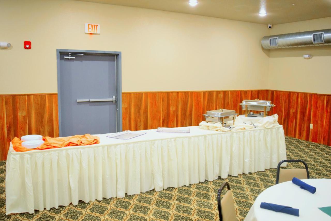 Newcastle Lodge & Convention Center Екстериор снимка