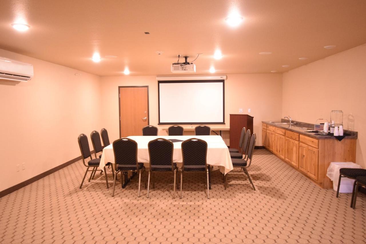 Newcastle Lodge & Convention Center Екстериор снимка